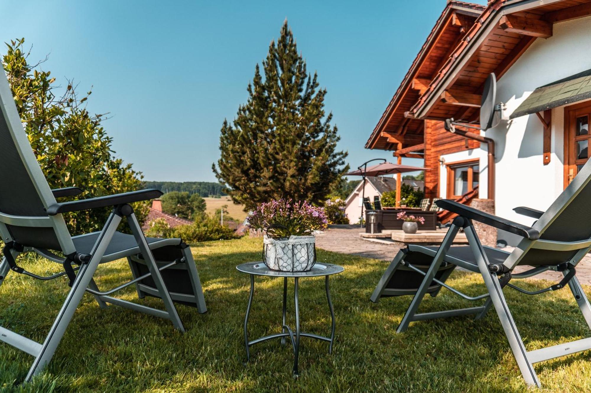 Steewer Landhaus Gemuetliche Ferienwohnung Bis 6 Pers In Ruhiger Ortsrandlage Stebach エクステリア 写真